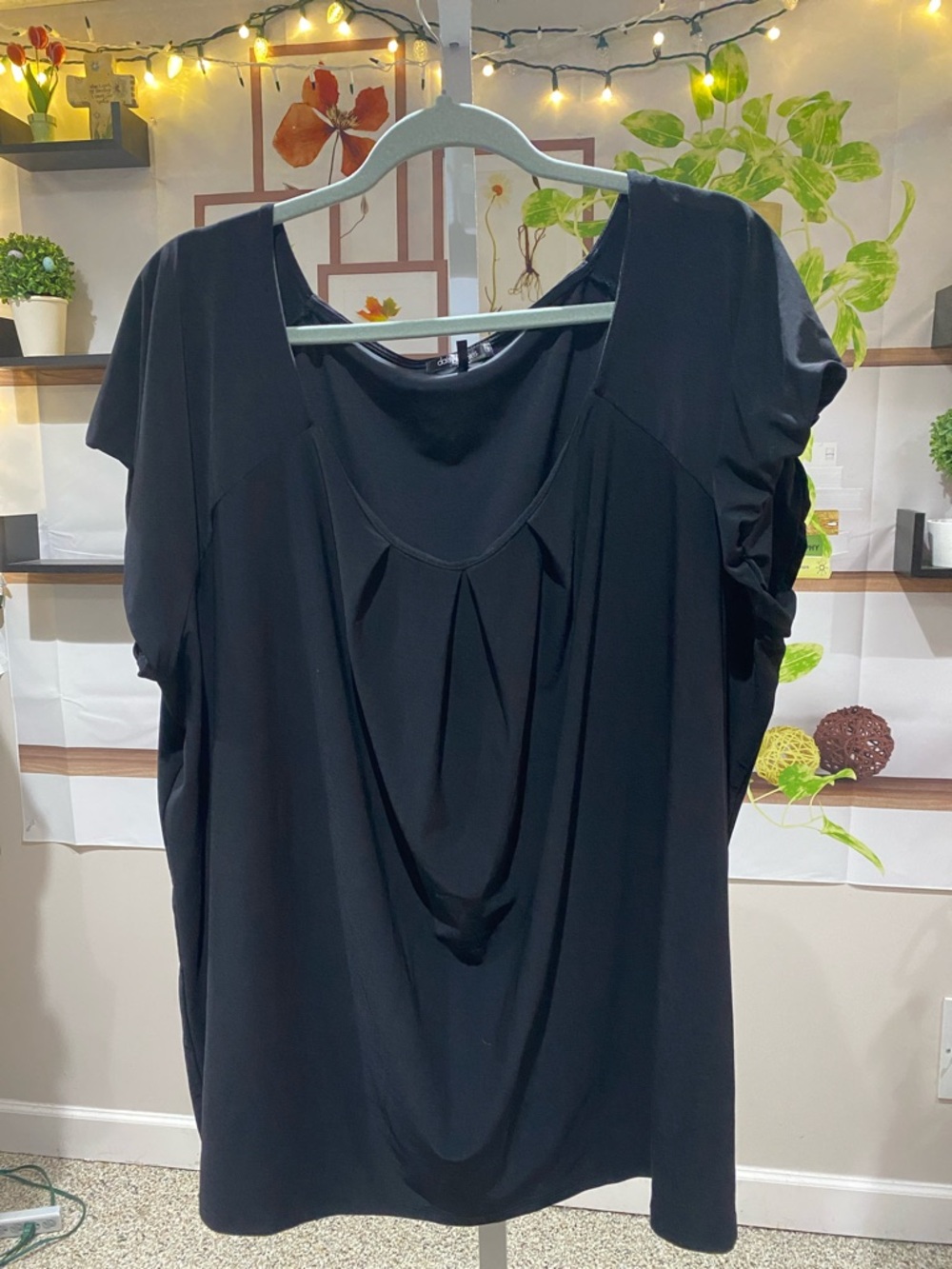 Daisy Fuentes Black Scoop Neck Short Sleeve Top 3 X. Ptp is 29